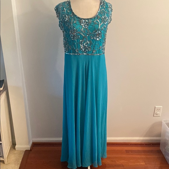 J Kara Dresses & Skirts - J Kara NWT and extra beads formal dress